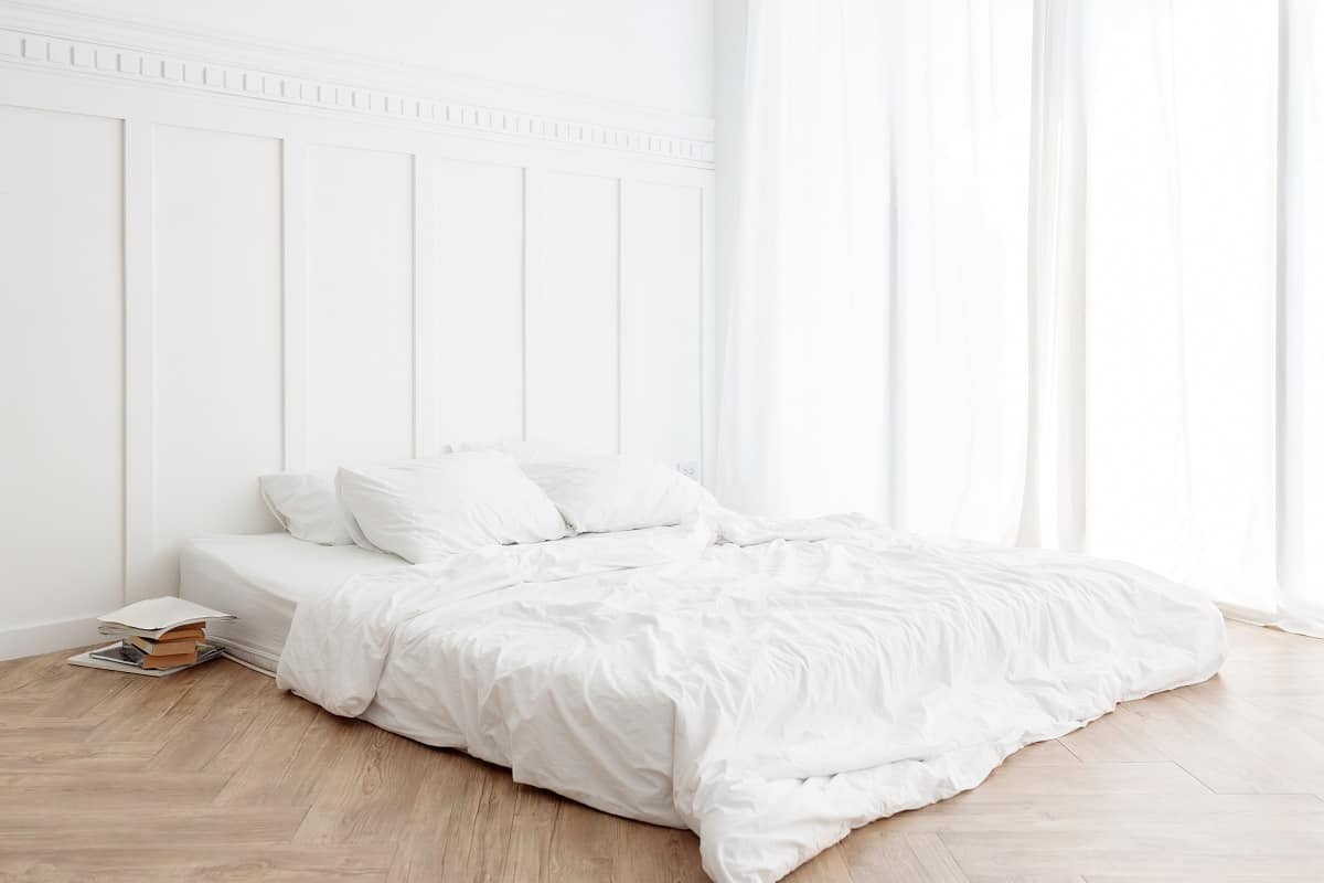 Đệm dày không cần giường thường lựa chọn mặt sàn bằng gỗ tự nhiên hoặc các loại đá, gạch lát