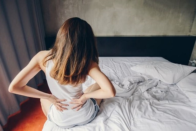 Ngủ dậy bị đau lưng là bệnh gì? Làm thế nào để giảm đau?